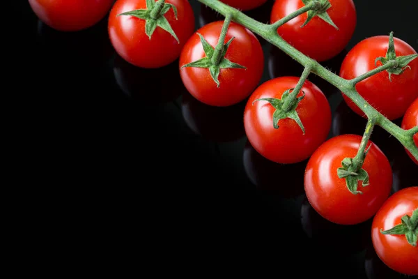 Tomates Cerises Fraîches Sur Fond Noir Bouquet Tomates Cerises Fraîches — Photo