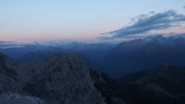 Brenta 'daki ünlü Dolomitlerin panoramik manzarası. Trentino, İtalya