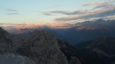 Brenta 'daki ünlü Dolomitlerin panoramik manzarası. Trentino, İtalya