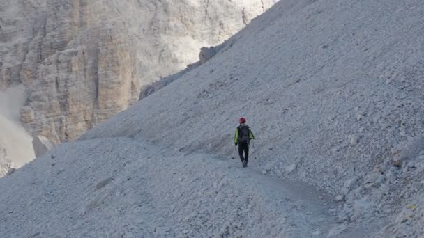 Man Bergsklättrare Hisnande Landskap Dolomiterna Berg Italien Reseäventyrskoncept — Stockvideo