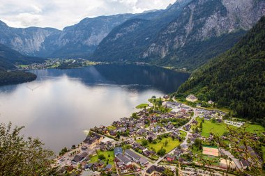 Hallstatt ve Hallstater Gölü manzarası. Avusturya 'nın Alplerdeki Hallstatt köyü.