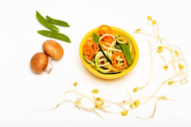 Beyaz üzerine çeşitli sebzeler. 