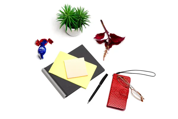  Beyaz üzerine renkli ofis malzemeleri 