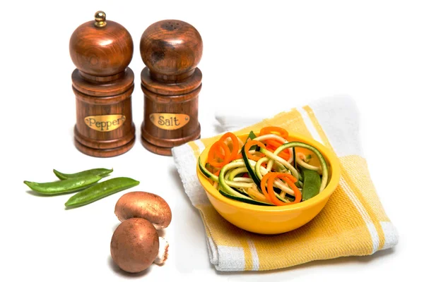 sarımsaklı sebzeler beyaz üzerine tuz ve biber.