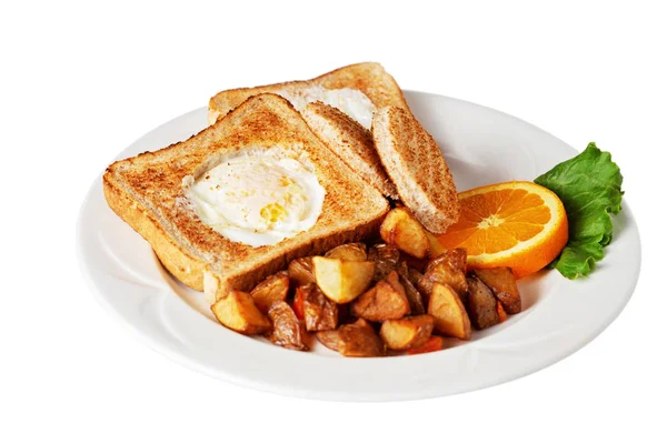 Tam buğday ekmekli yumurta ve patates kızartması. 