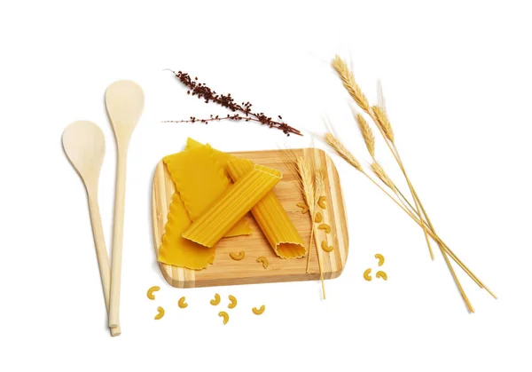 Buğdaylı, bord 'lu kuru makarna. 