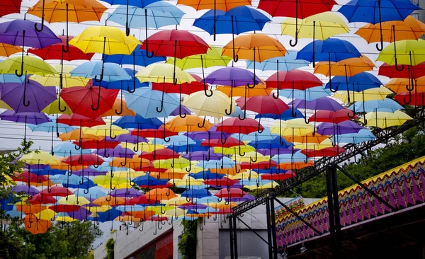 乌克兰敖德萨街道上装饰着彩色雨伞 免版税图库图片