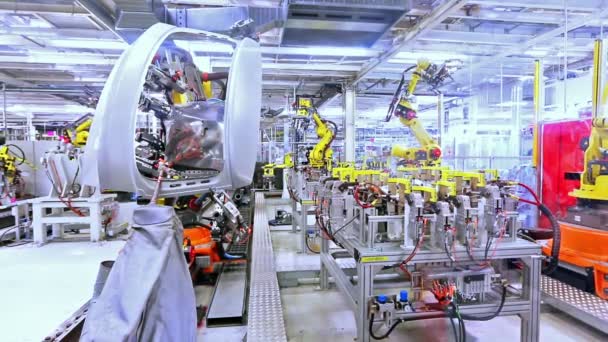 Robots in een autofabriek — Stockvideo