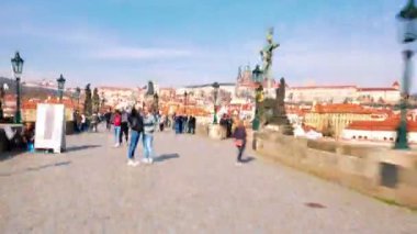 Turistler Charles Köprüsü üzerinde yürüme Hyperlapse atış