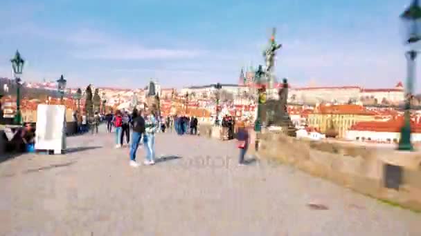 Hiperlapso de turistas caminando en el puente de Charles — Vídeo de stock