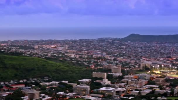 De skyline van het icty van Honolulu, Waikiki en Diamond Head van Tantalus uitkijk — Stockvideo