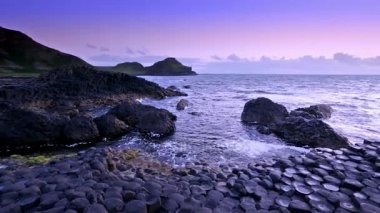 Kayaların Üzerinde Gün Batımı Devler Geçidi, Antrim İlçesi, Kuzey İrlanda
