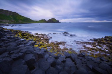 Giants Causeway, County Antrim, Kuzey İrlanda, İngiltere üzerinde gün batımı