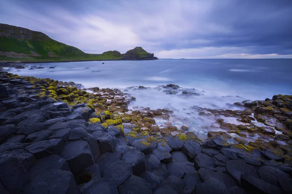 Solnedgang over steindannelse Giants Causeway, County Antrim, Nord-Irland, Storbritannia – stockfoto