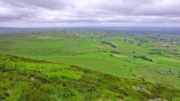 Vista panorámica desde Slemish Mountain, Condado de Antrim, Irlanda del Norte, Reino Unido — Vídeos de Stock
