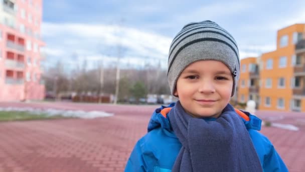 Fotoaparát, pohybující se kolem usměvavý chlapec — Stock video