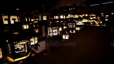Kasuga Taisha, Nara, Japonya içinde karanlık bir odada yanıp sönen fener asmak