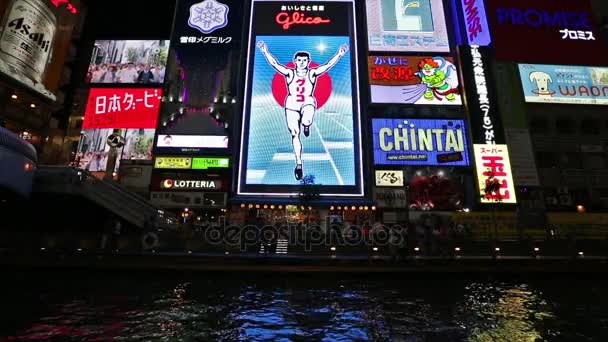 Dotonbori bölge ile ünlü Glico biri olan gece, Osaka, Japonya — Stok video