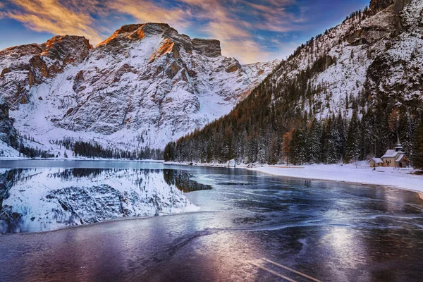 Winter zonsopgang boven Lago di Braies, Dolomieten, Italië — Stockfoto