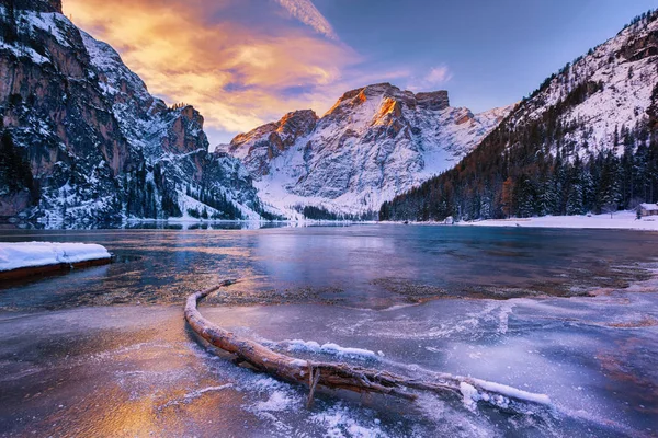 Zimowy wschód słońca nad jezioro Braies, Dolomity, Włochy — Zdjęcie stockowe