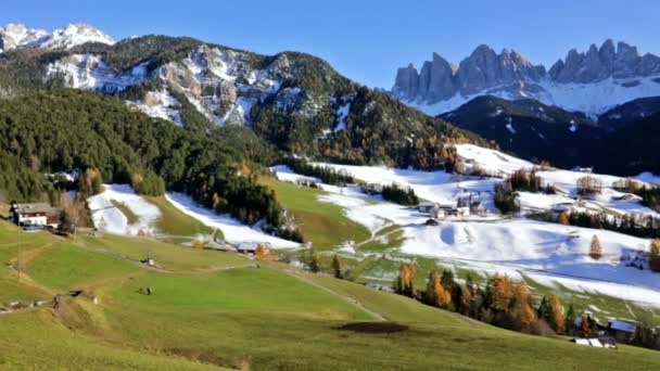 Blick auf das Dorf St. Maddalena, Dolomiten, Italien — Stockvideo