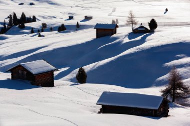 Kış gündoğumu üzerinde Alpe di Siusi Dolomites, İtalya