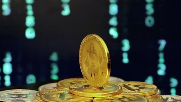 Bitcoin berputar dengan nomor yang berubah di latar belakang — Stok Video