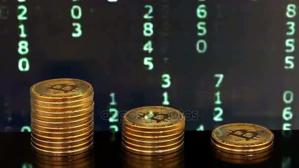Drei Stapel Bitcoins mit veränderten Zahlen im Hintergrund — Stockvideo