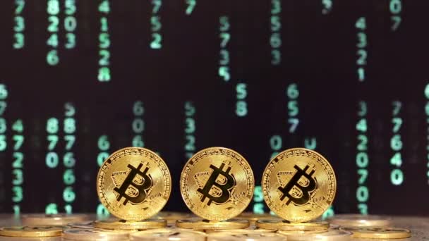 Tres bitcoins con números cambiados en fondos — Vídeo de stock