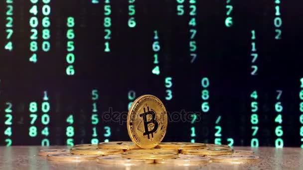Bitcoin mit veränderten Zahlen im Hintergrund — Stockvideo