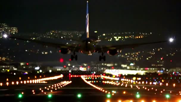 Grande avião pousando durante a hora azul — Vídeo de Stock