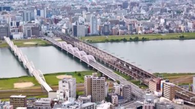 Yodo Nehri, Osaka, Japonya üzerinde Umeda gökyüzü binadan havadan görünümü