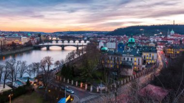 köprüler Prag, gün gece timelapse için havadan görünümü