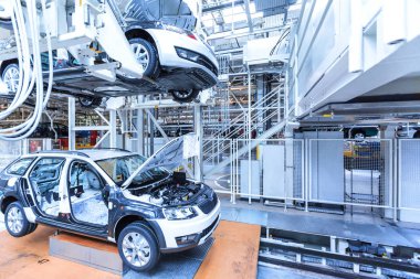 Arabaları taşıma hattına monte ediyorum.