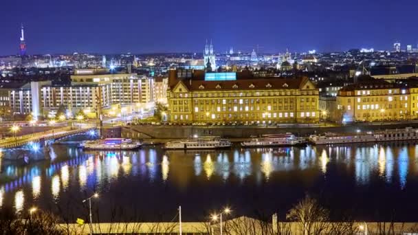 Vue panoramique du paysage urbain de Prague la nuit — Video