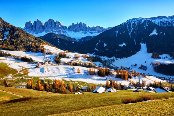 Vue panoramique sur le village de Sainte-Maddalène, Dolomites, Italie — Photo
