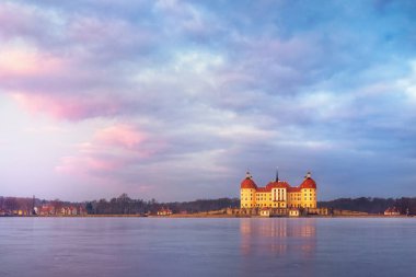 Moritzburg kalesi kışın gün doğumundan sonra, Almanya
