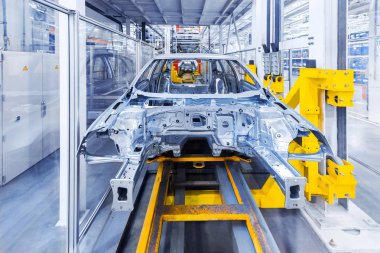 Otomobil fabrikasında otomatik kaporta