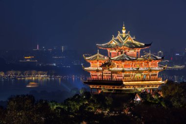 Aydınlanmış Cheng Huang Ge 'nin gece görüşü, aynı zamanda Şehir Tanrısı Pavillion, Hangzhou, Çin