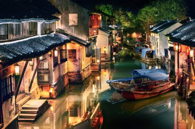 Gece Zhouzhuang su kasabası, Jiangsu, Çin 'i aydınlattı.