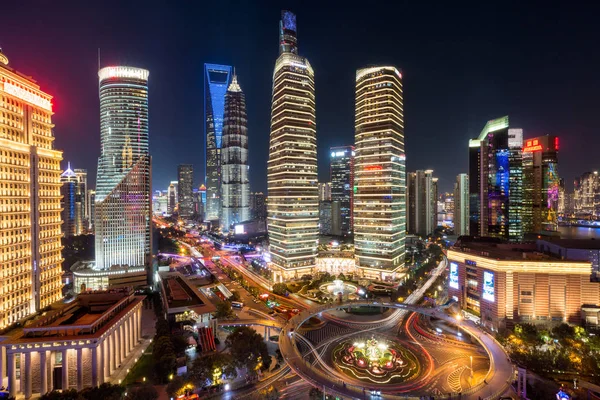 Oświetlone Lujiazui panoramy i obwodnicy drogowego okrągłego kładki, Szanghaj, Chiny — Zdjęcie stockowe