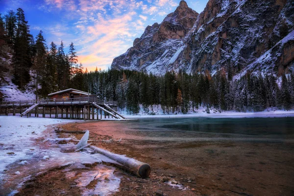 Alba invernale sul Lago di Braies, Dolomiti, Italia — Foto Stock