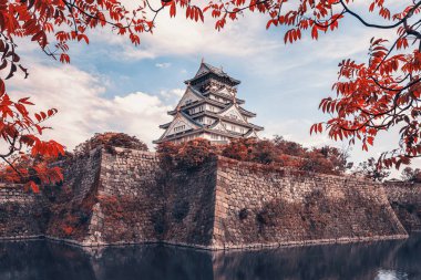 Japonya bahçesinden Osaka Kalesi manzarası