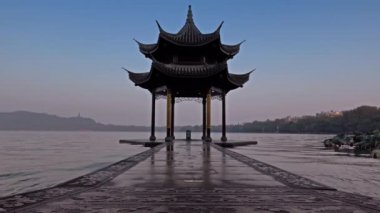 Batı Gölü, Hangzhou, Çin 'deki antik pavyon Jixian.