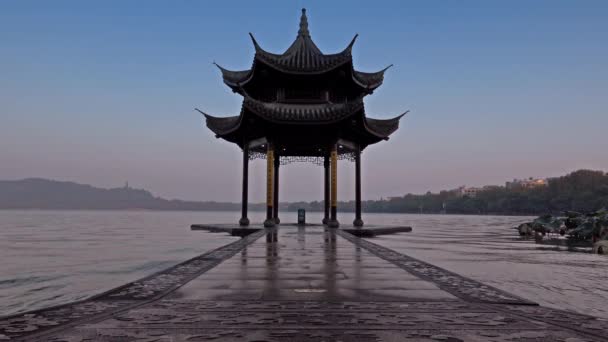 Starověký pavilon Jixian u Západního jezera, Hangzhou, Čína — Stock video