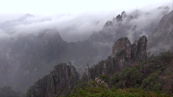 Туман в горах Хуаншань, известный как Желтая гора, Аньхой, Китай . — стоковое видео