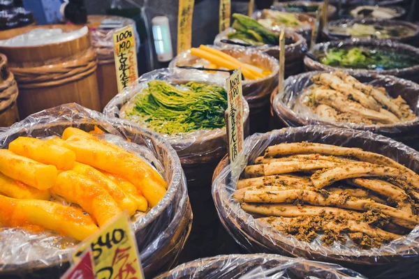 Vários vegetais em conserva no mercado de Nishiki, Kyoto, Japão — Fotografia de Stock