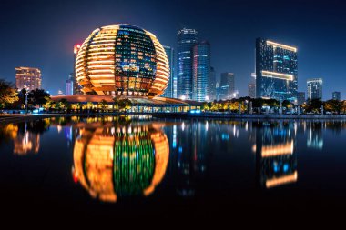 Qianjiang 'ın gece görüşü yansımalı, Hangzhou, Zhejiang, Çin