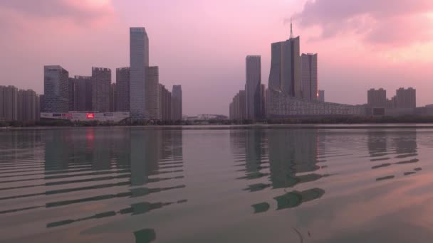 Zonsondergang boven Swan Lake financiële business district, Hefei stad, China — Stockvideo