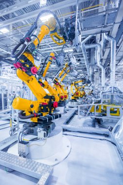 Araba fabrikasındaki robotlar